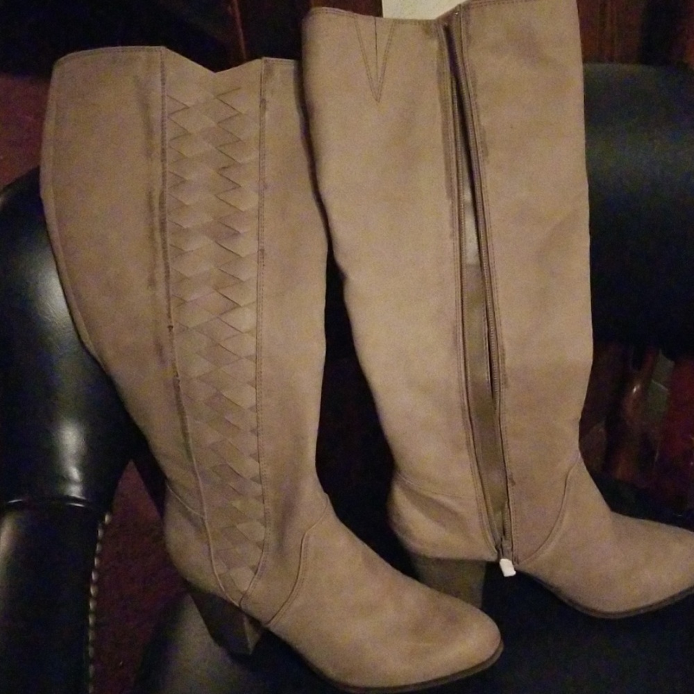 Boots - Picture 2 of 6